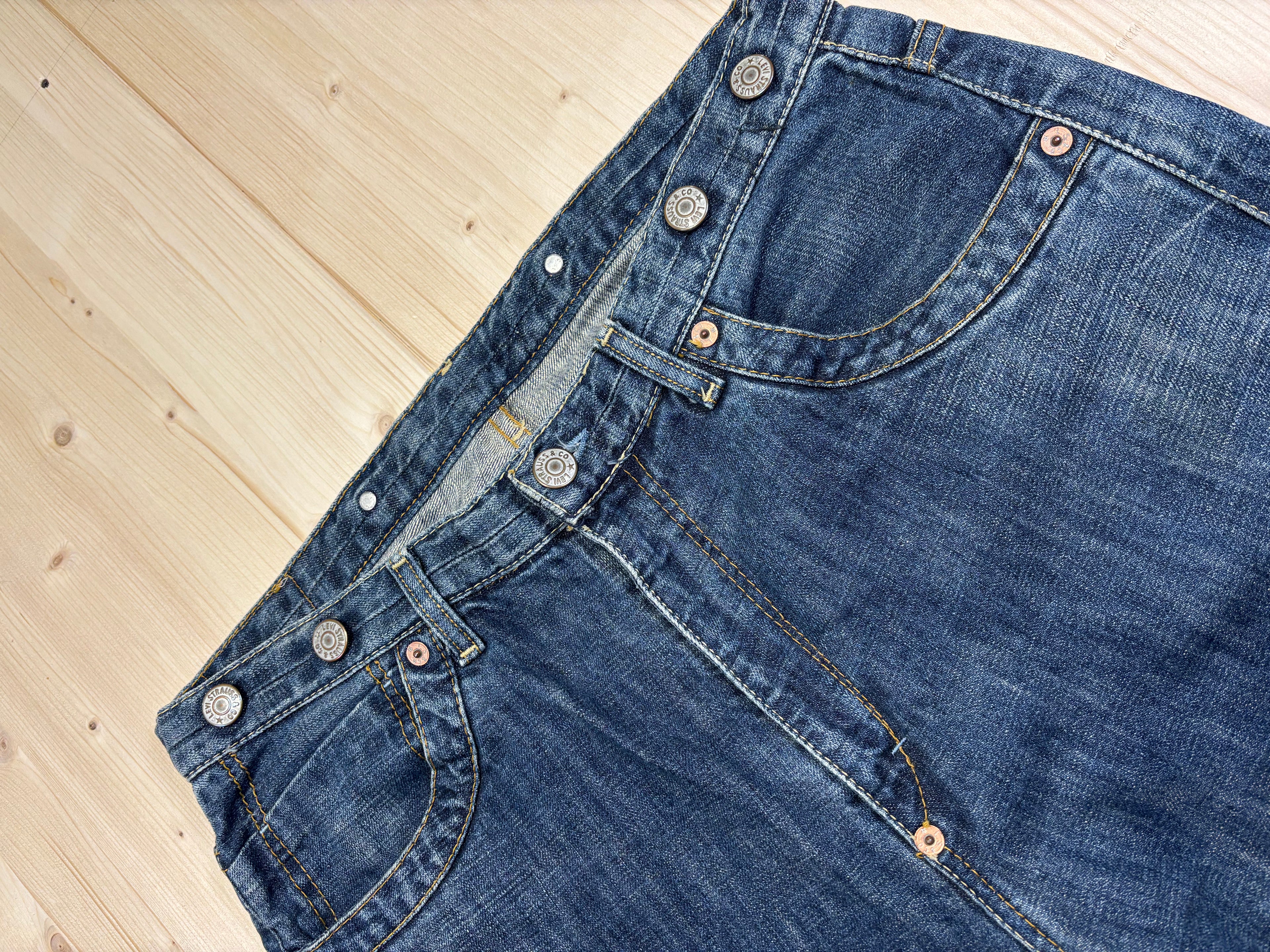 Levi’s Y2K Knee-Length Denim Shorts Blue