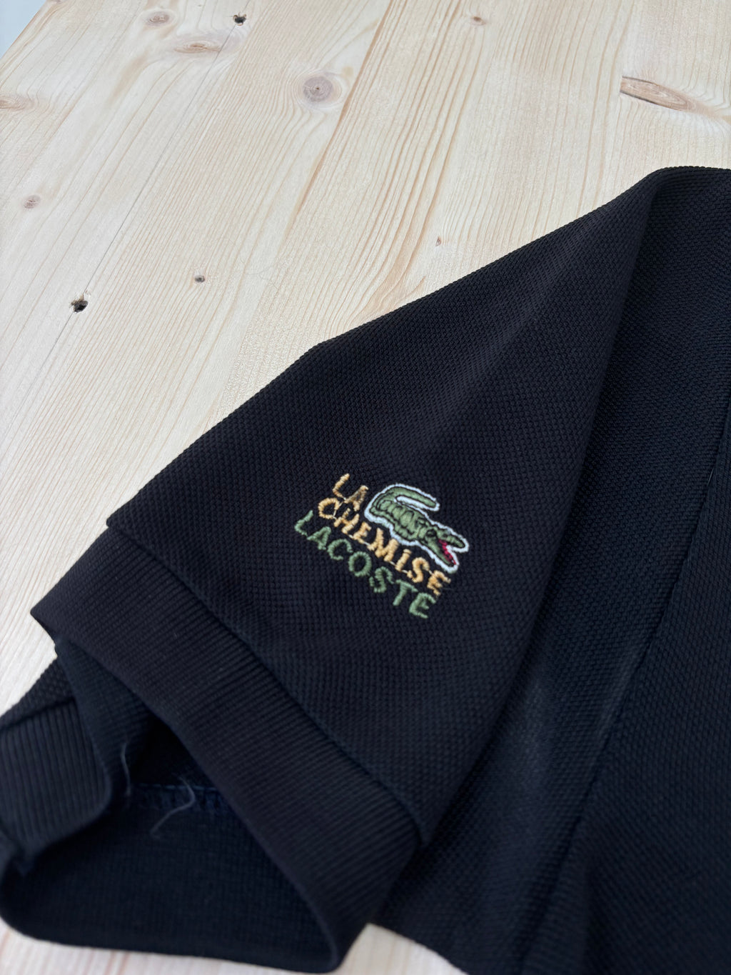 Polo Lacoste Uomo Nera con Logo Ricamato e Patch sulla Manica