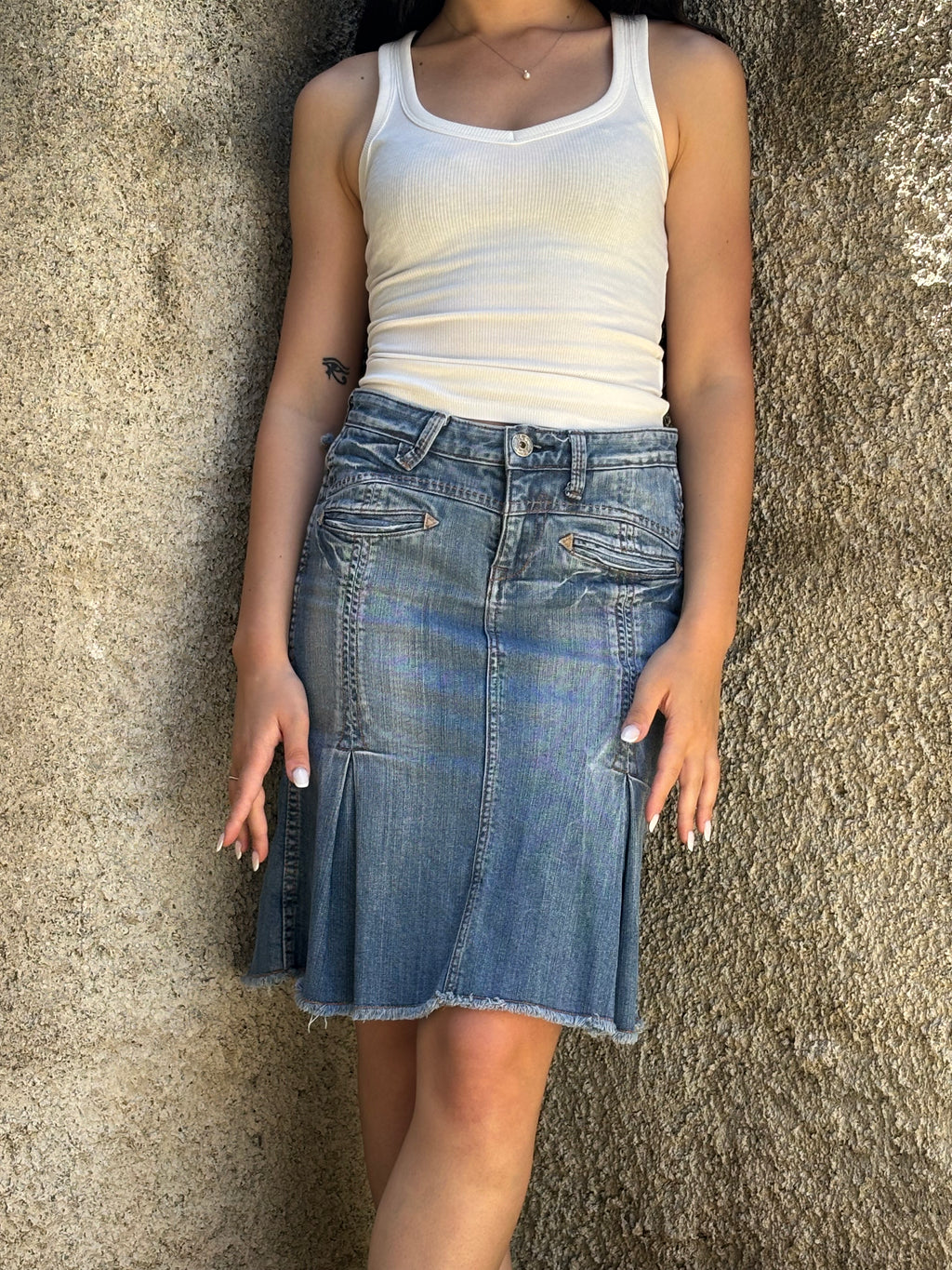 Gonna Vintage in Denim con Tasche Ricamate e Orlo Sfilacciato