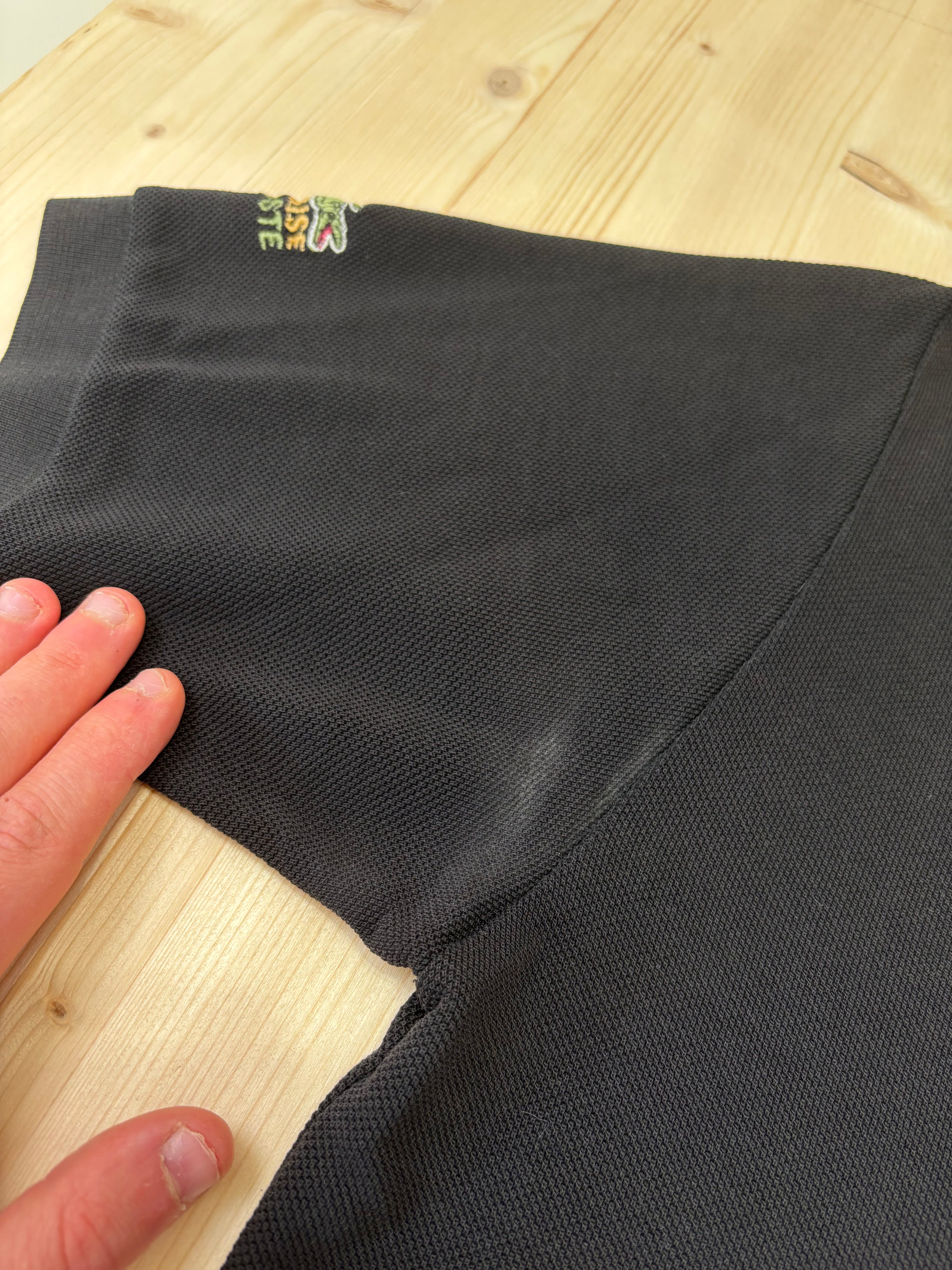 Polo Lacoste Uomo Nera con Logo Ricamato e Patch sulla Manica