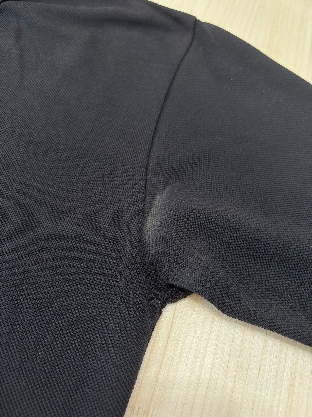 Polo Lacoste Uomo Nera con Logo Ricamato e Patch sulla Manica