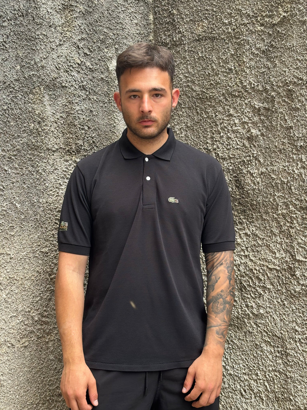 Polo Lacoste Uomo Nera con Logo Ricamato e Patch sulla Manica