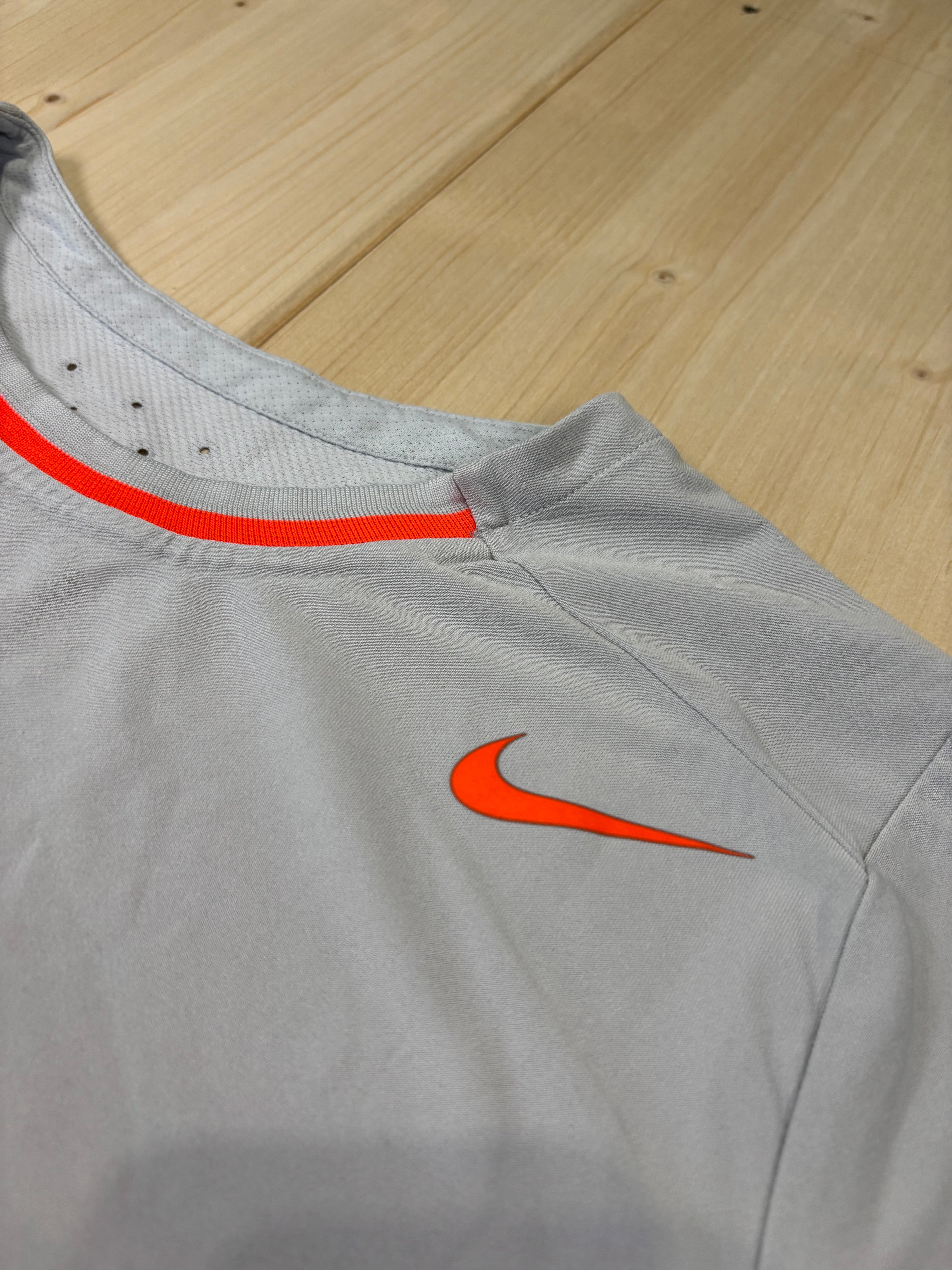 T-Shirt Nike Running Grigia