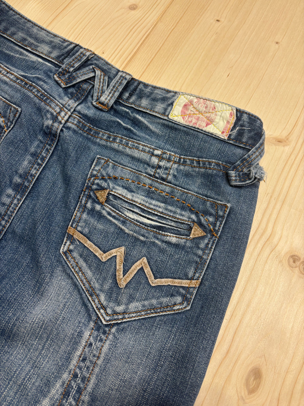 Gonna Vintage in Denim con Tasche Ricamate e Orlo Sfilacciato