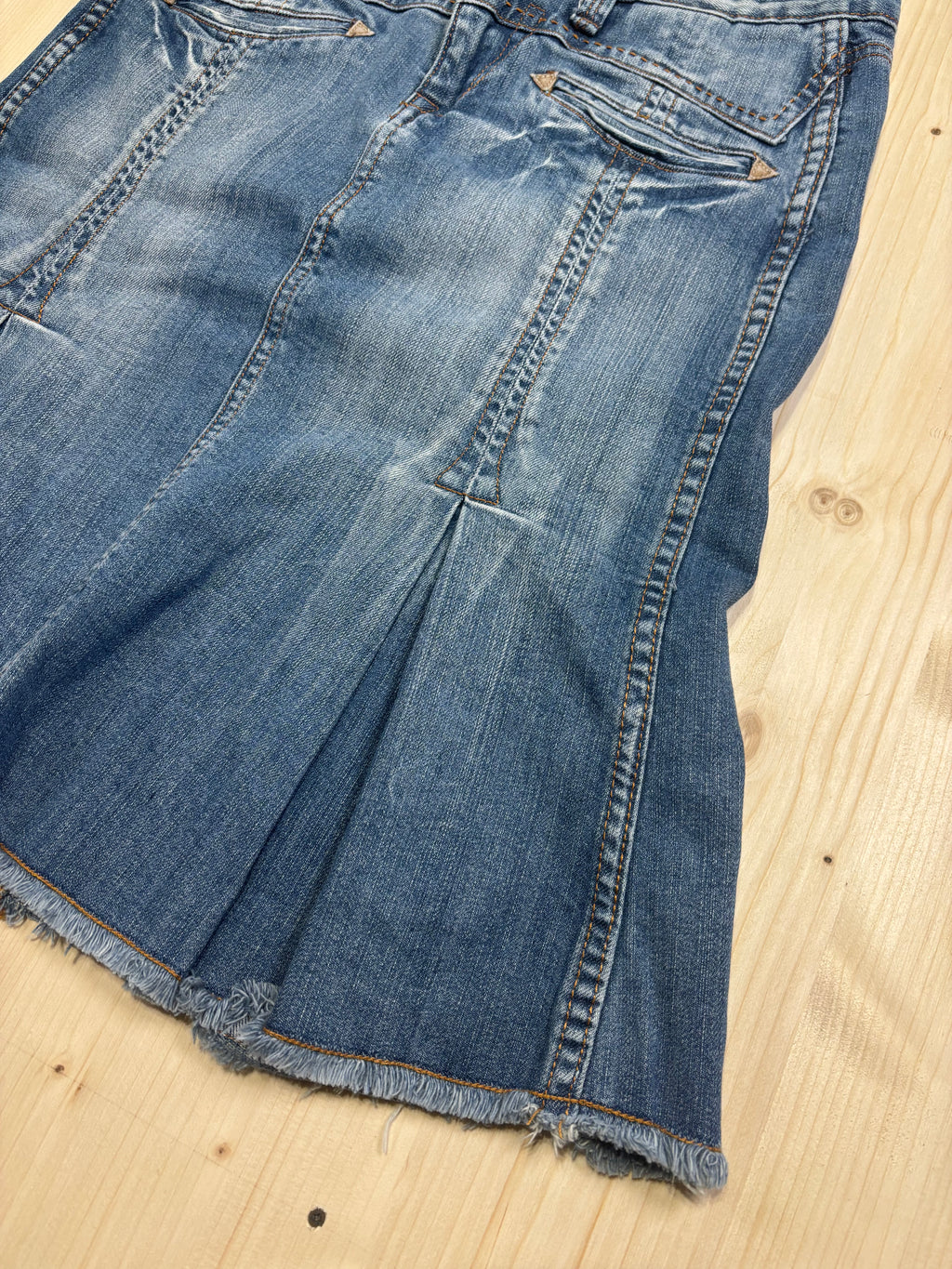 Gonna Vintage in Denim con Tasche Ricamate e Orlo Sfilacciato