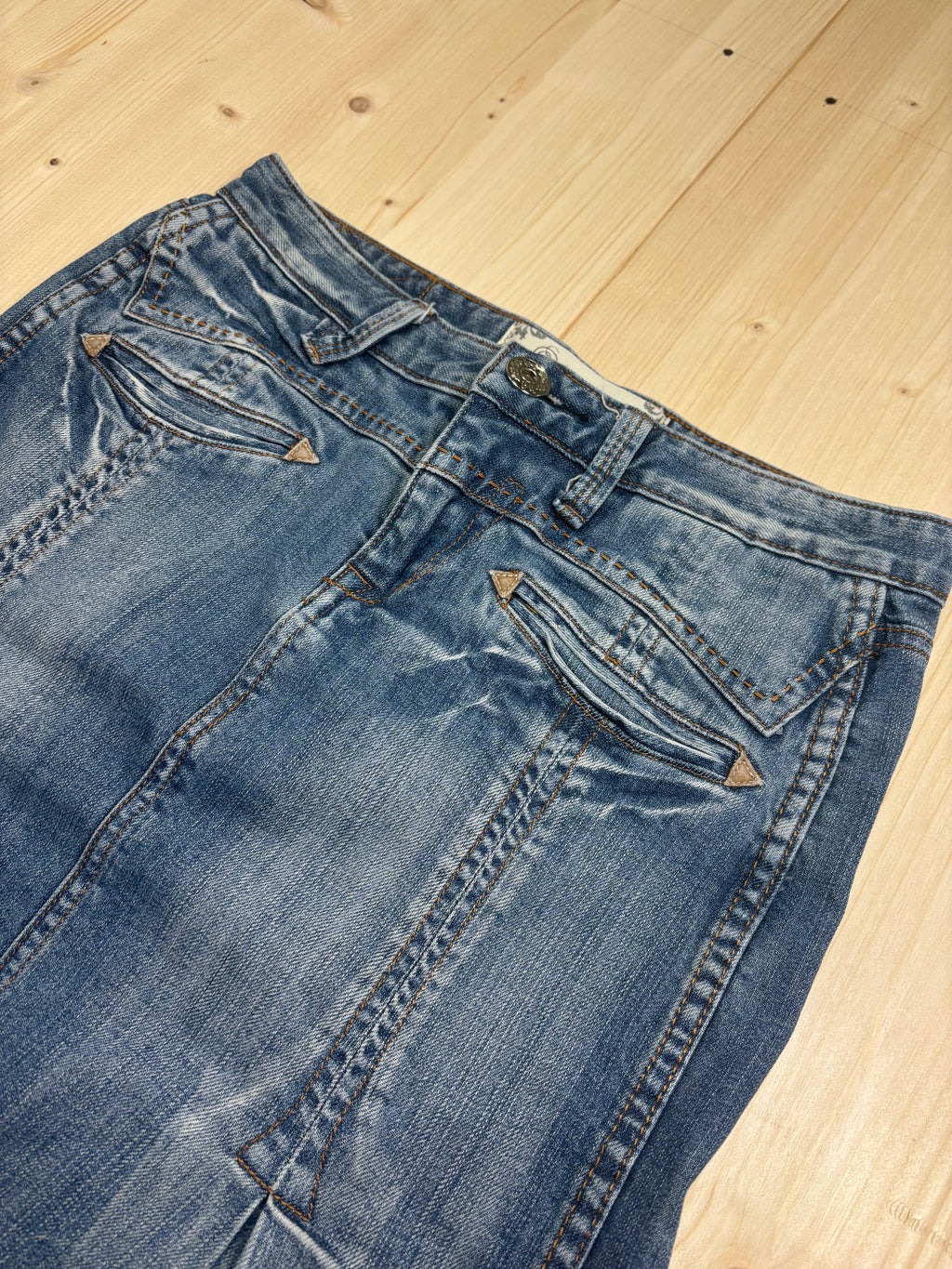 Gonna Vintage in Denim con Tasche Ricamate e Orlo Sfilacciato