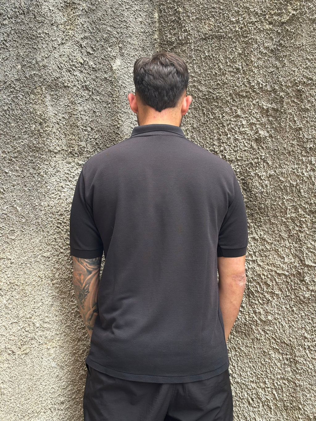 Polo Lacoste Uomo Nera con Logo Ricamato e Patch sulla Manica