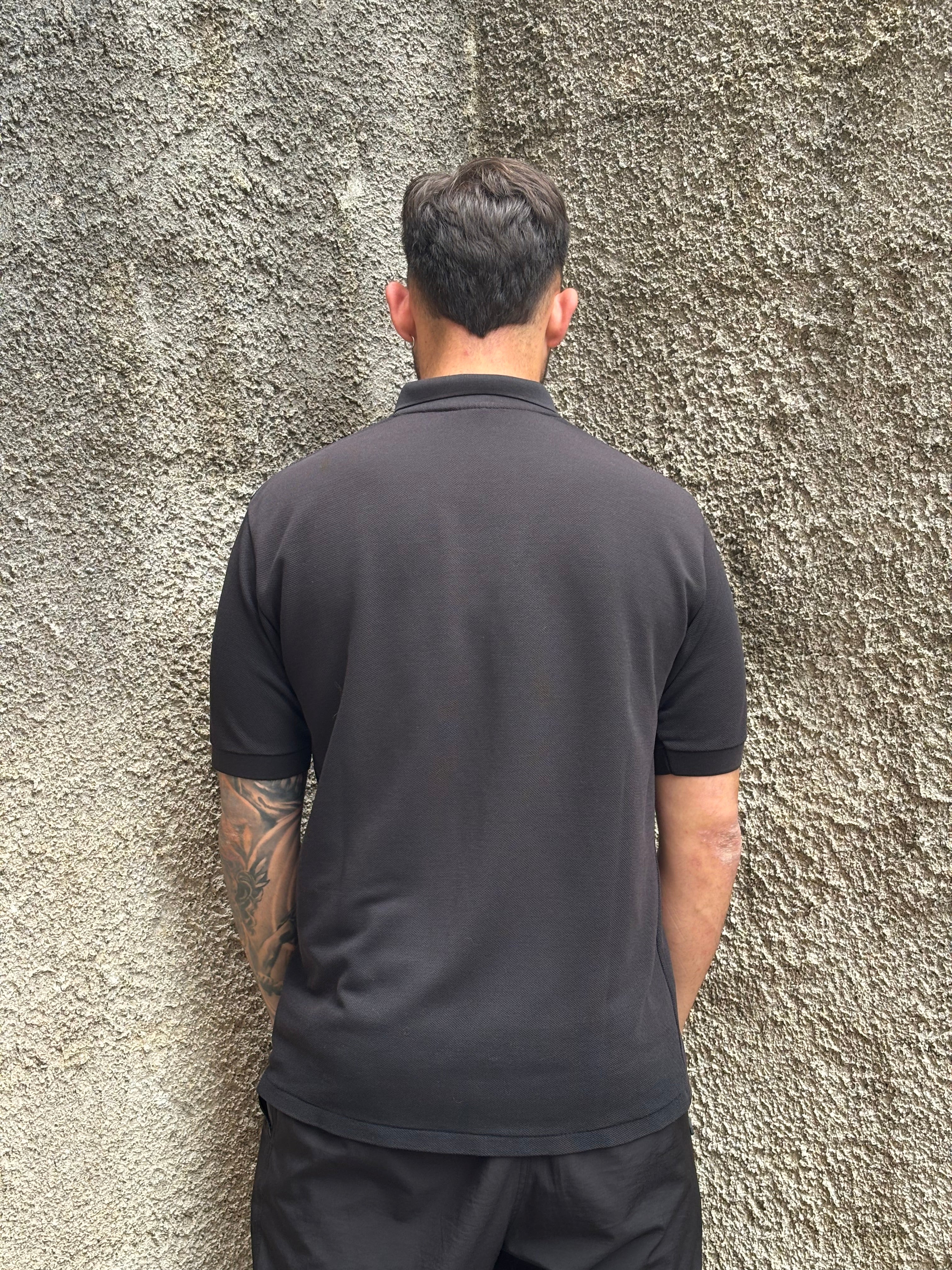 Polo Lacoste Uomo Nera con Logo Ricamato e Patch sulla Manica