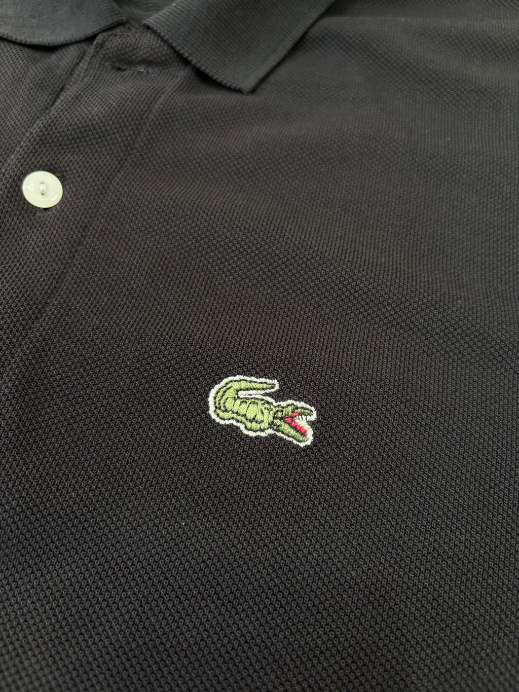 Polo Lacoste Uomo Nera con Logo Ricamato e Patch sulla Manica